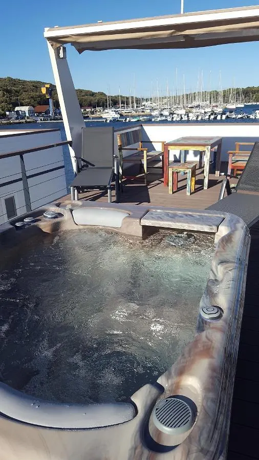 Hausboot Pula - Floating House Water Lily酒店 0*,  克罗地亚