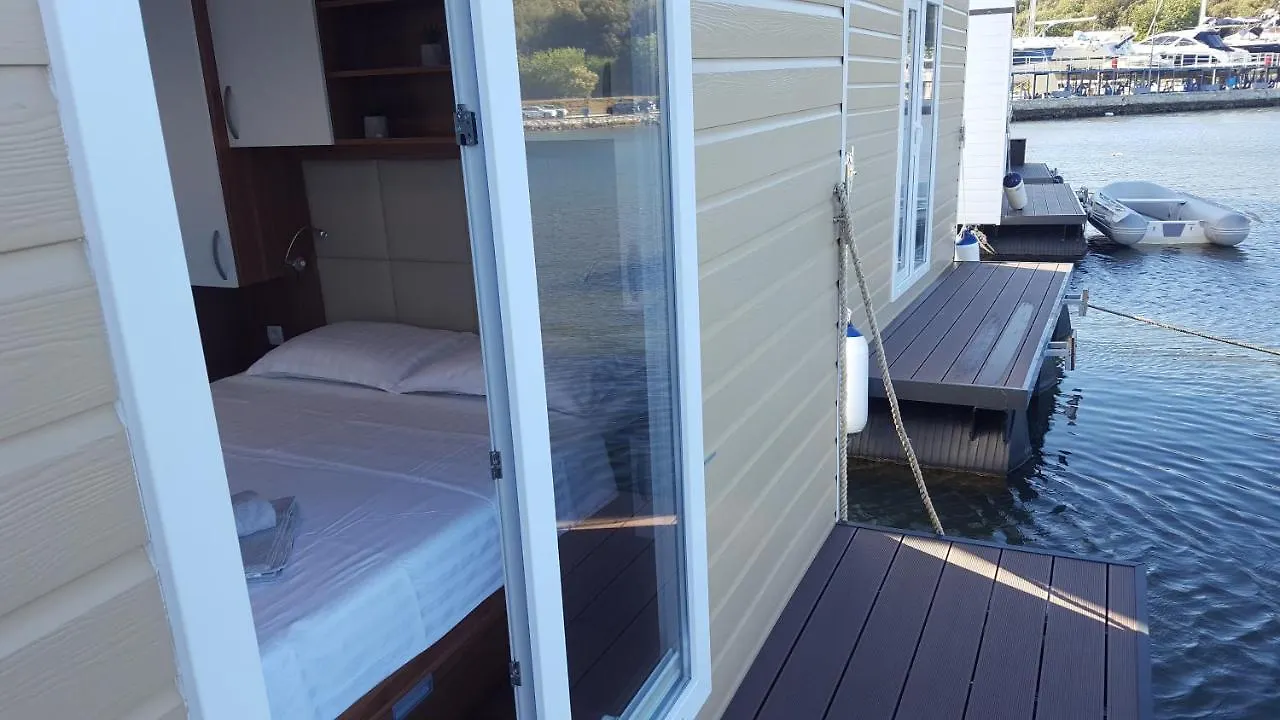 Hausboot Pula - Floating House Water Lily酒店 0*,