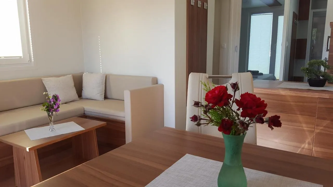 Hausboot Pula - Floating House Water Lily酒店 船屋