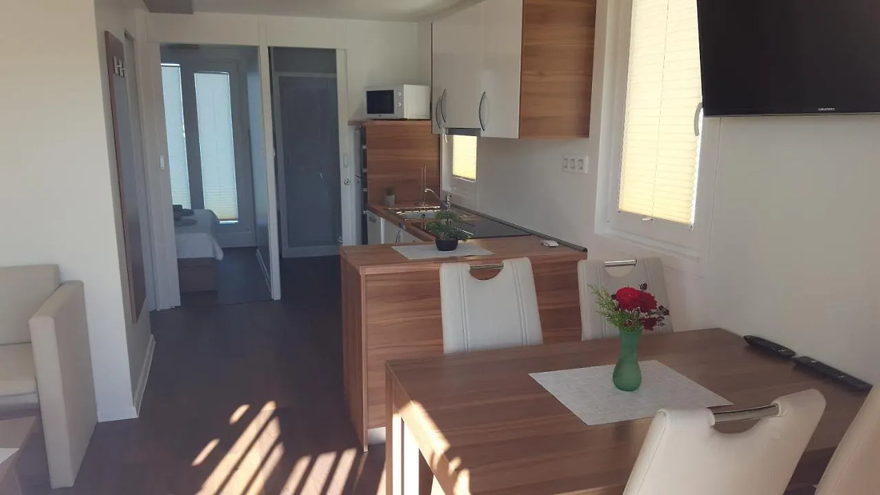 Hausboot Pula - Floating House Water Lily酒店 0*,  克罗地亚