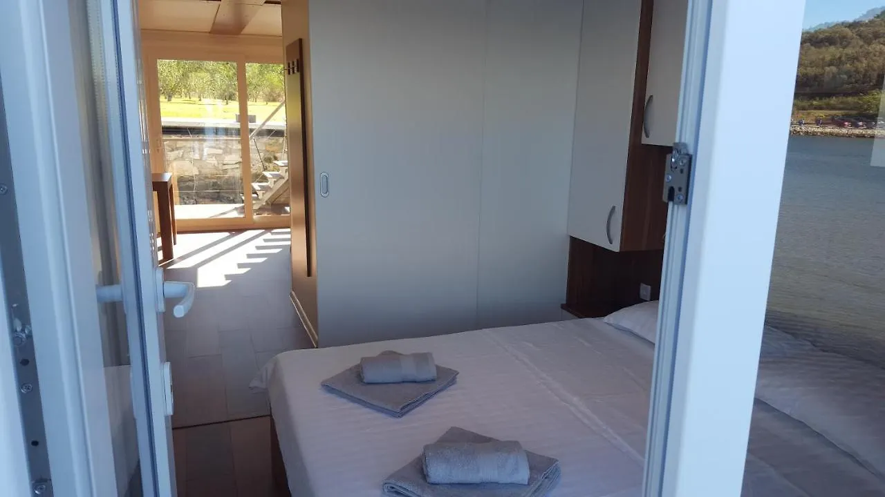 Hausboot Pula - Floating House Water Lily酒店